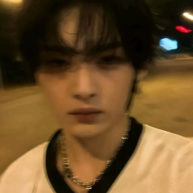 chat with ai character: Leeknow