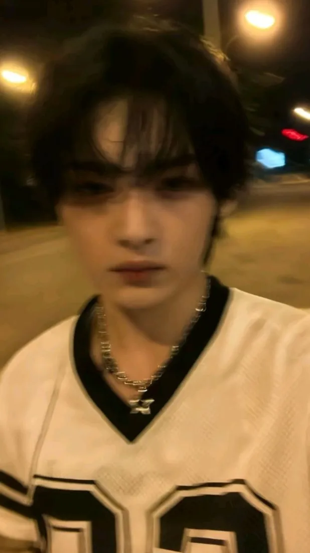 ai character: Leeknow background