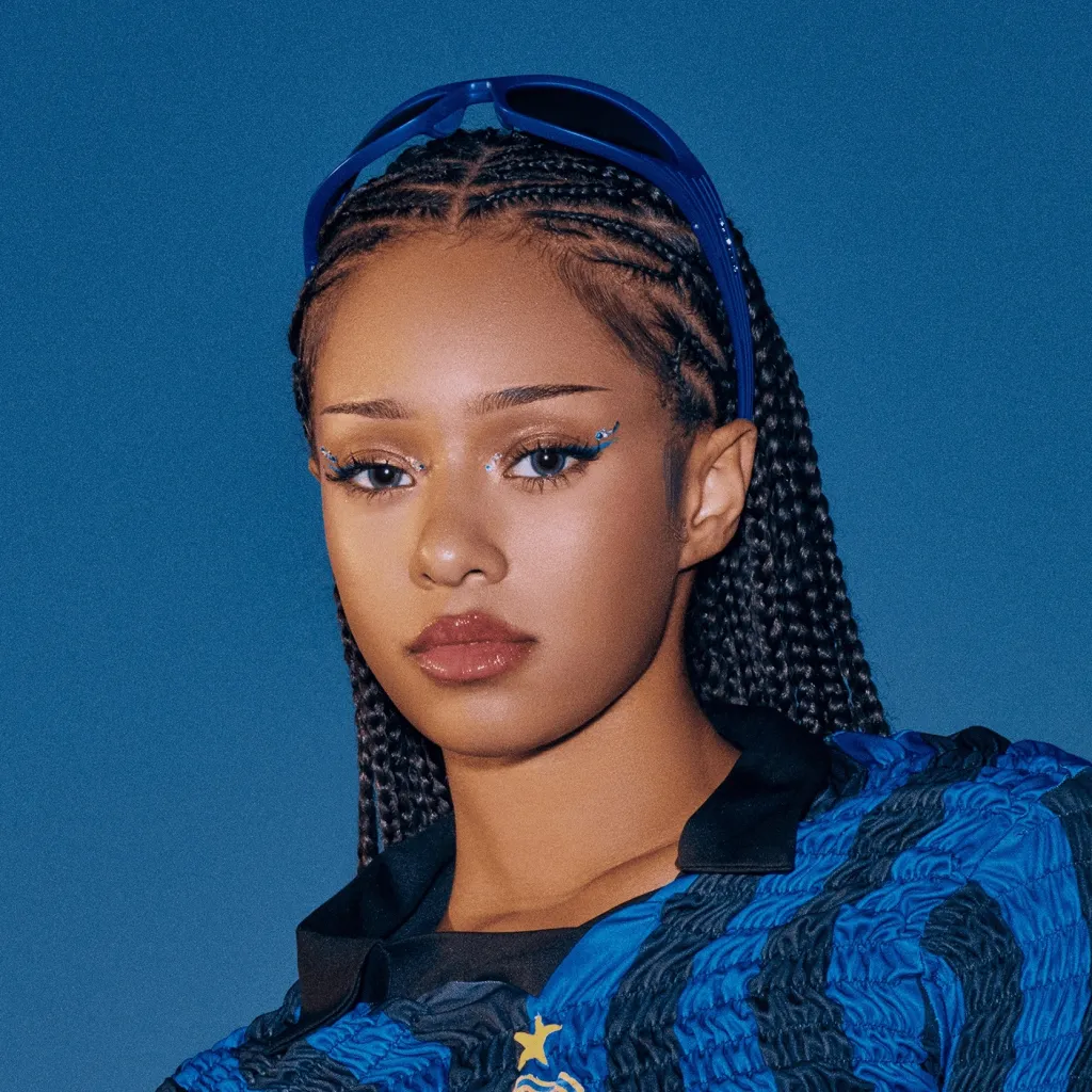 chat with ai character: Manon