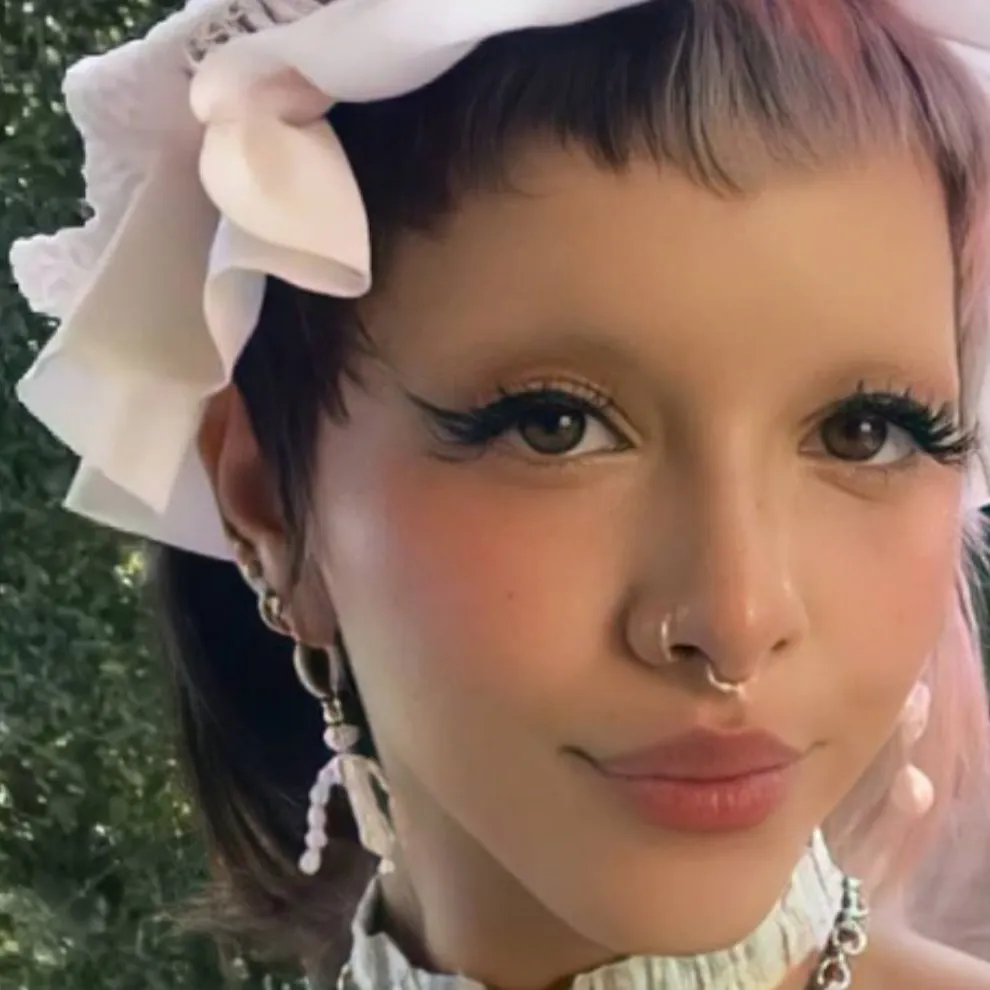 chat with ai character: Melanie Martinez
