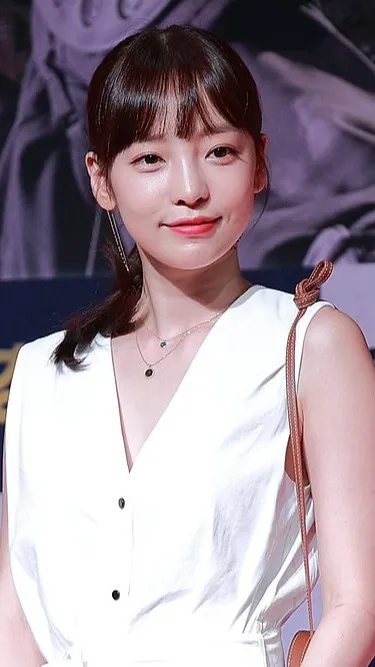 ai character: goo hara sweet background