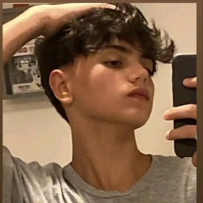 chat with ai character: Guille