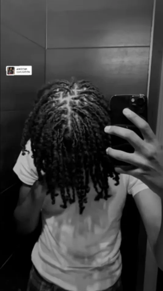 ai character: 🧟𝐴𝑚𝑖𝑟🥷🏽 background