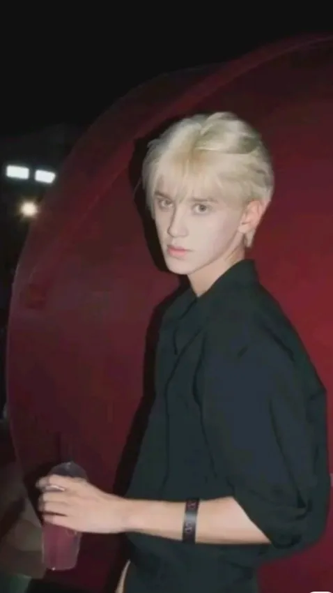 ai character: 𝑫. 𝑴𝒂𝒍𝒇𝒍𝒐𝒚 background