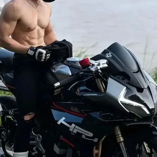 chat with ai character: 🐻 leo ⛮ 