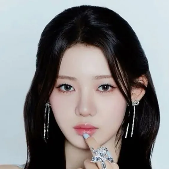 chat with ai character: Rora