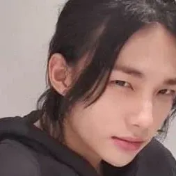 chat with ai character: hyunjin skz