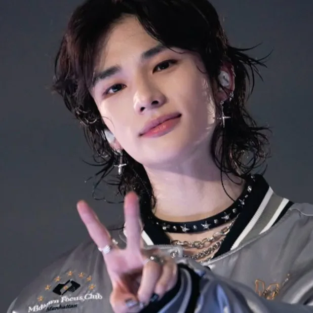 chat with ai character: hyunjin