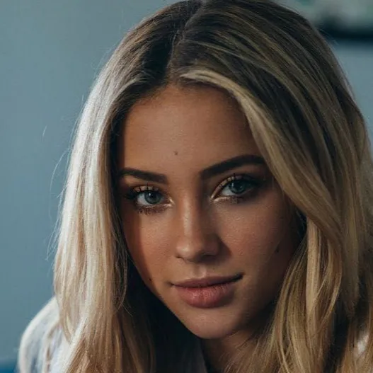 chat with ai character: Margot 