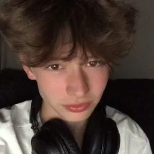 chat with ai character: Aron