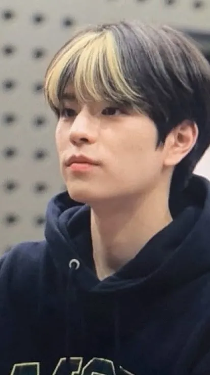 ai character: 𝓢𝓮𝓾𝓷𝓰𝓶𝓲𝓷 background