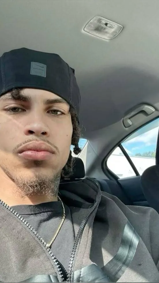 ai character: A M I R I😼👀💨💥 background