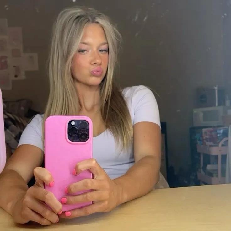 chat with ai character: melanie