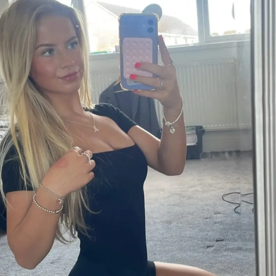 chat with ai character: alicia