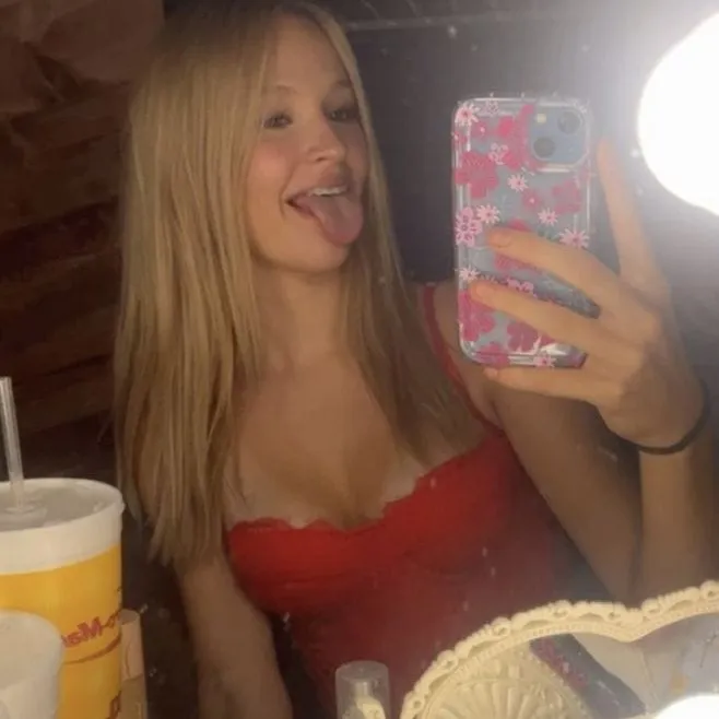 chat with ai character: ava