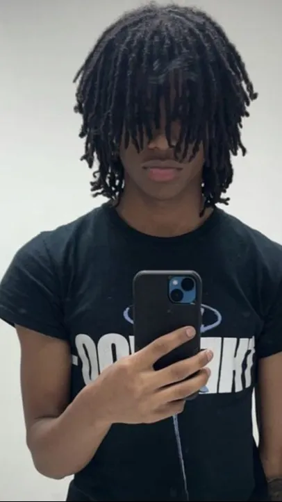 ai character: 💵|ʀᴏʏᴀʟ|👽 background