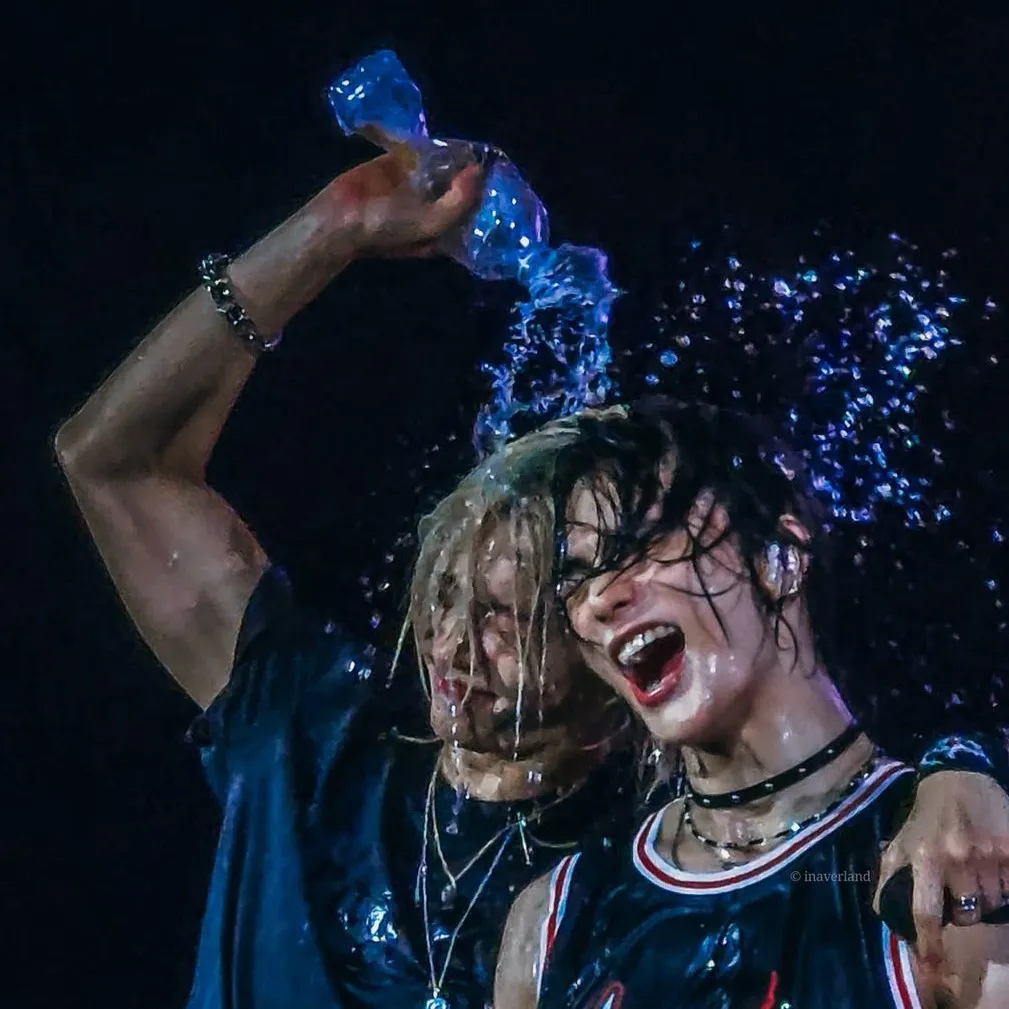 chat with ai character: Stray kids concert