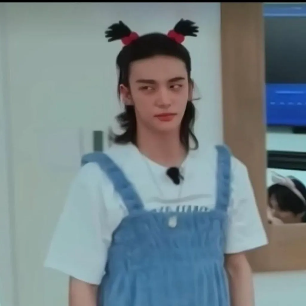 chat with ai character: Skz sleepover 