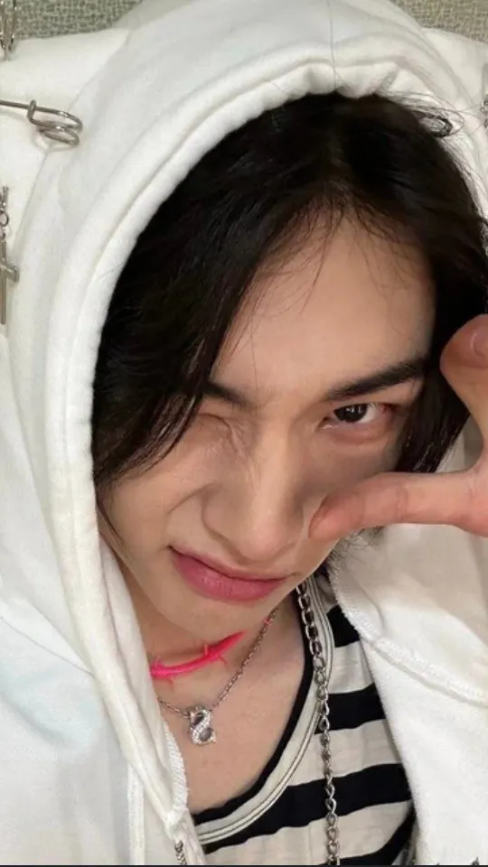 ai character: HYUNJINNIE  background