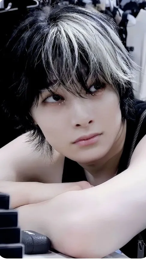 ai character: I.N & pick me  background