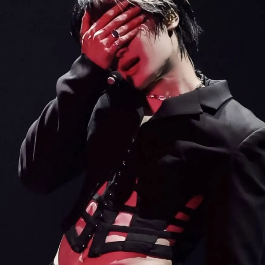 chat with ai character: I.N at the concert