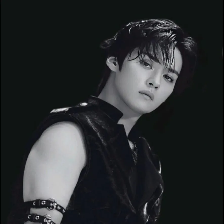 chat with ai character: Lee Know boyfriend