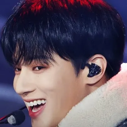 chat with ai character: Jung Wooyoung RIZZ