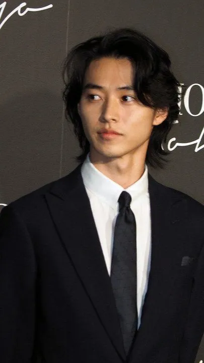 ai character: Kento Yamazaki background