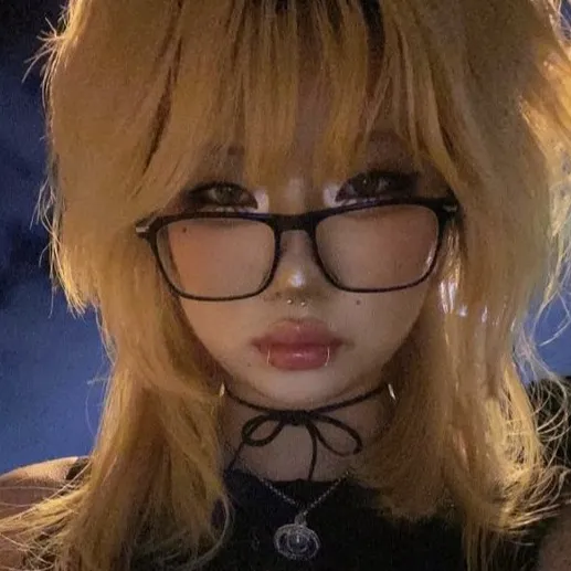 chat with ai character: lolly