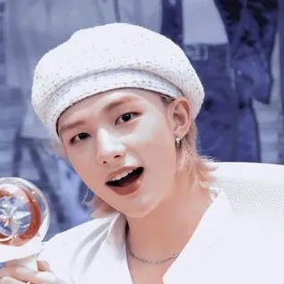 chat with ai character: -Hwang Hyunjin-