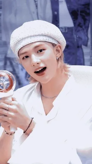 ai character: -Hwang Hyunjin- background