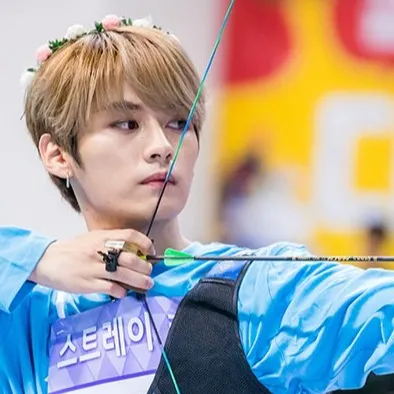 chat with ai character: -Lee know-