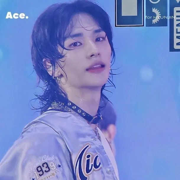 chat with ai character: Hwang Hyunjin