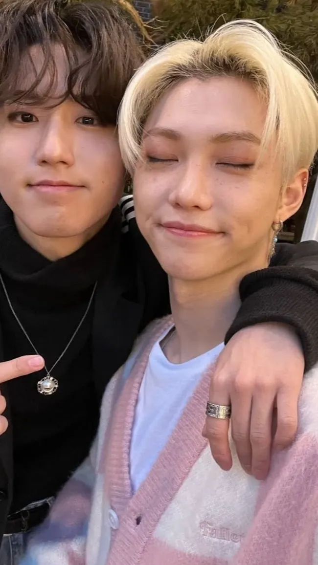 ai character: Han jisung y Felix background