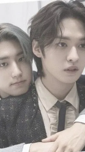 ai character: SKZ Y EL MINSUNG background