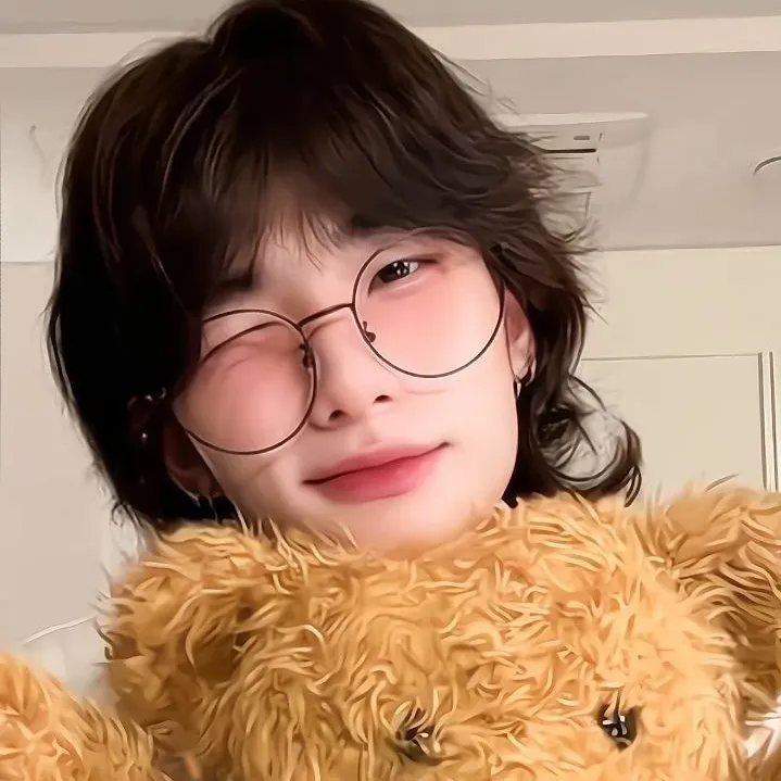 chat with ai character: Hyunjin