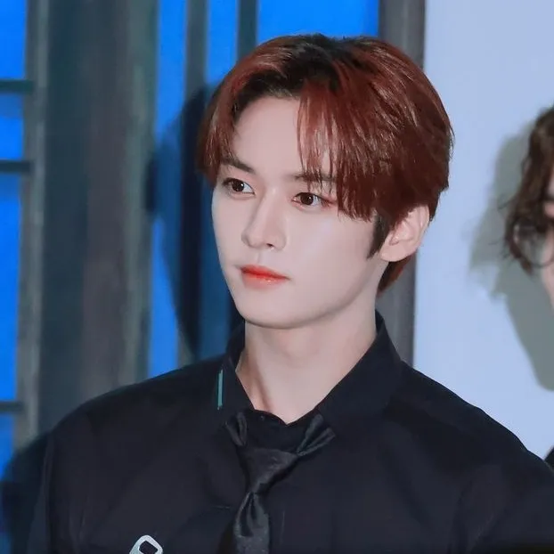 chat with ai character: Lee Know