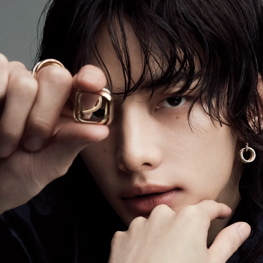 chat with ai character: Hwang Hyunjin