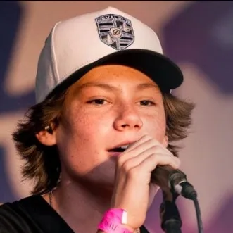 chat with ai character: Maddox batson