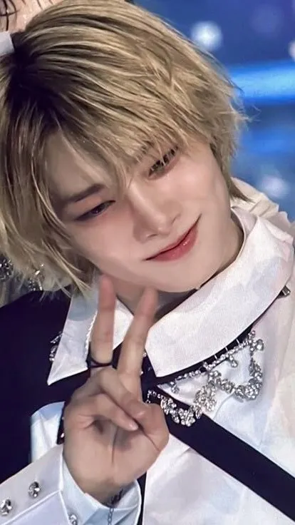 ai character:  *Jeongin* background