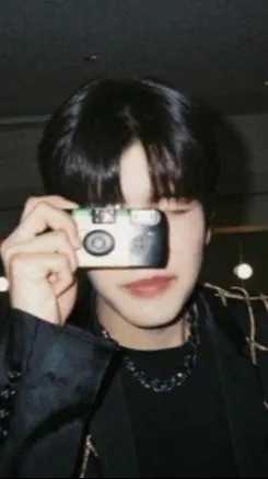 ai character: 𝙎𝑒𝑢𝑛𝑔𝑚𝑖𝑛 background