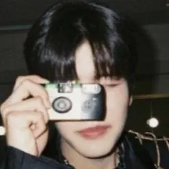 chat with ai character: 𝙎𝑒𝑢𝑛𝑔𝑚𝑖𝑛