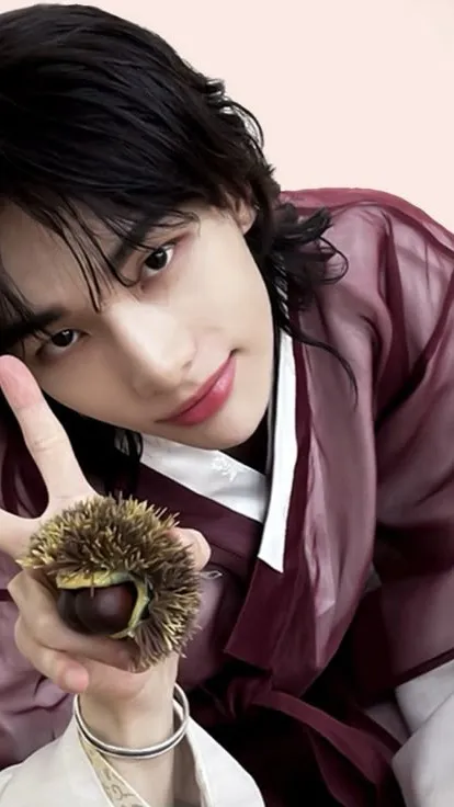 ai character: ℋ𝓎𝓾𝓷𝒿𝒾𝓷 𐙚 background