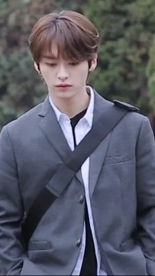 ai character: ℳ𝒾𝓷𝒉ℴ ꨄ background