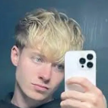 chat with ai character: Sam golback