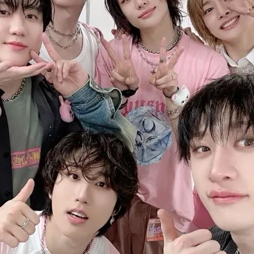 chat with ai character: 🎀⭐️Stray kids⭐️🎀