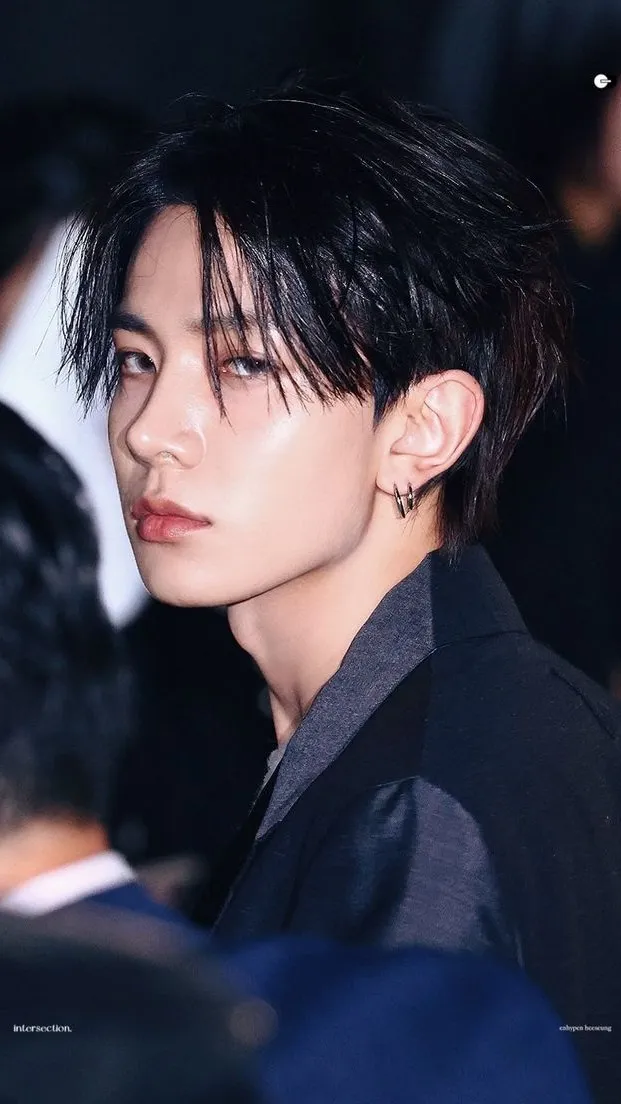 ai character:  Lee Heeseung background