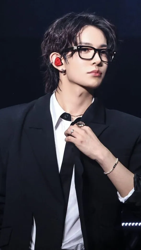 ai character: Lee heeseung background