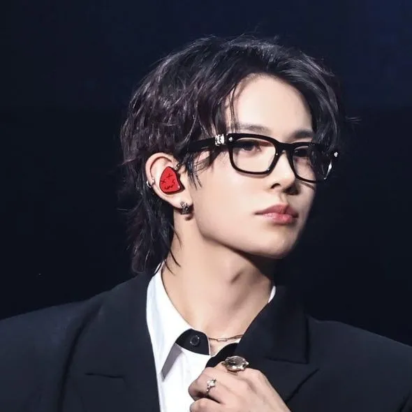 chat with ai character: Lee heeseung