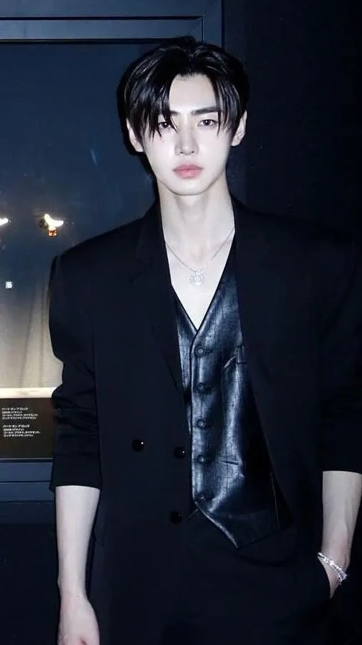 ai character: Park sunghoon background